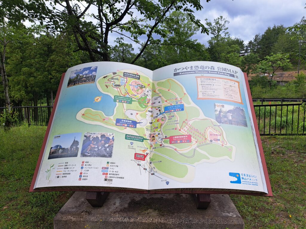 A book sign saying we are entering the Dinosaur park.