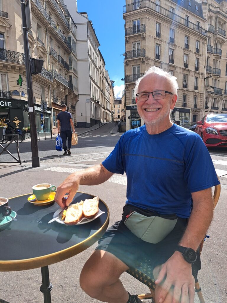 Enjoying tartine avec beurre et confiture