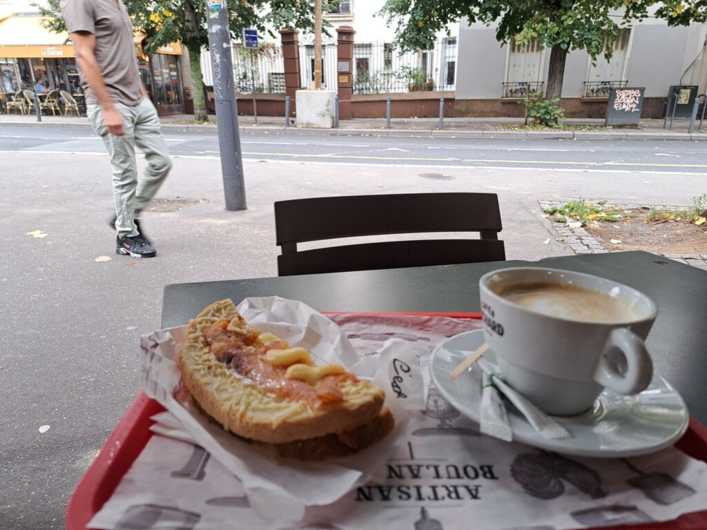 Lunch, coffee and croque saumon.